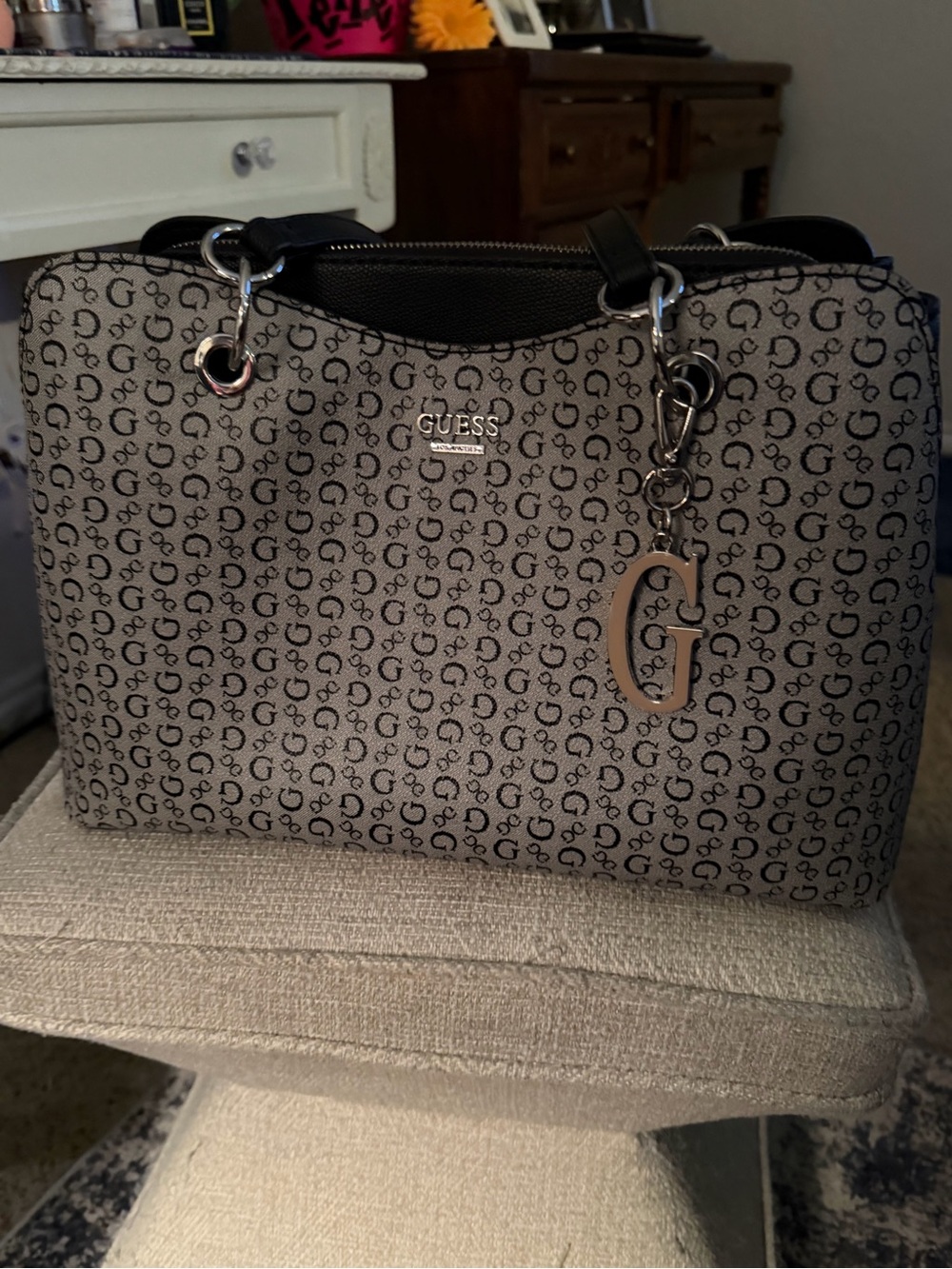 EUC🌹GUESS Black & Beige Monogram Satchel with Black Accents